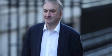 Qeveria Starmer përballet me krizë, sekretari i përgjithshëm Chris Wormald jep dorëheqjen.