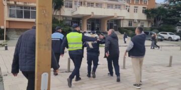 Qytetarët e ndikuar nga projekti TID kërkojnë sqarime nga kryetari i Këshillit të Qarkut Durrës, ndërsa policia siguron mbështetje dhe e shoqëron drejt bashkisë.