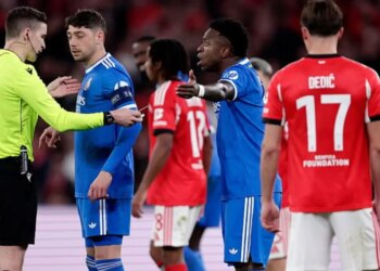 Racizmi ndaj Vinicius vazhdon, ndërsa ndeshja me Benfica-n ndërpritet për 10 minuta pas golit të tij.