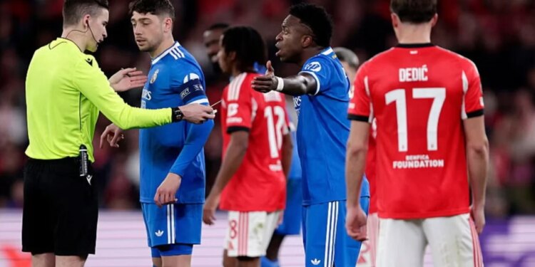 Racizmi ndaj Vinicius vazhdon, ndërsa ndeshja me Benfica-n ndërpritet për 10 minuta pas golit të tij.