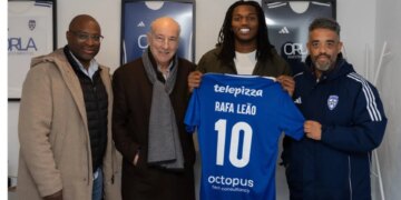 Rafael Leao rikthehet në vendlindje; vizitë vënë në dukje te Amora FC, klubi ku ka filluar karrierën e tij.