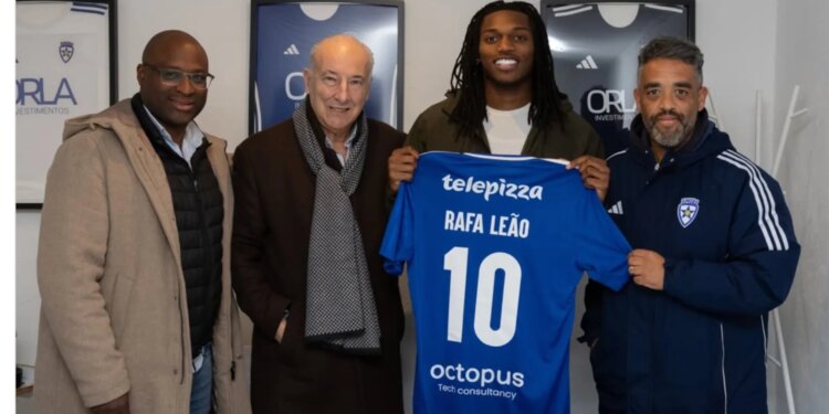 Rafael Leao rikthehet në vendlindje; vizitë vënë në dukje te Amora FC, klubi ku ka filluar karrierën e tij.