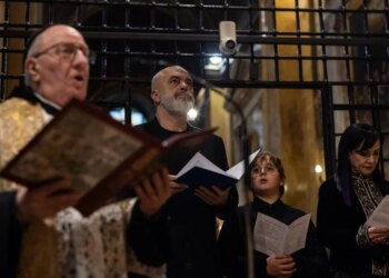 Rama viziton Genazzano në Vatikan, kryeministri shpërndan foto: Ndër Zojën e Shqipërisë, flamuri ynë kombëtar është gjithmonë i pranishëm.