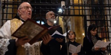 Rama viziton Genazzano në Vatikan, kryeministri shpërndan foto: Ndër Zojën e Shqipërisë, flamuri ynë kombëtar është gjithmonë i pranishëm.
