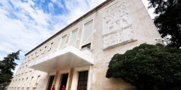 Renditje e re në Qeveri: Ambasadori Hoxha zëvendëson Spiropalin, deputetja e PS emërohet në vendin e Toni Gogut.