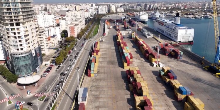 Rënia e importeve dhe eksporteve, specialistët paralajmërojnë: ndikime të menjëhershme në ekonomi, fuqia blerëse ka pësuar rënie.