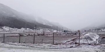 Rikthehet dëbora në qarkun e Elbasanit, qarkullimi i automjeteve vazhdon normalisht