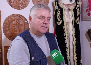 Rikthimi i odave shqiptare: Artizani elbasanas përpiqet të rektori tavanet dekorative prej druri.