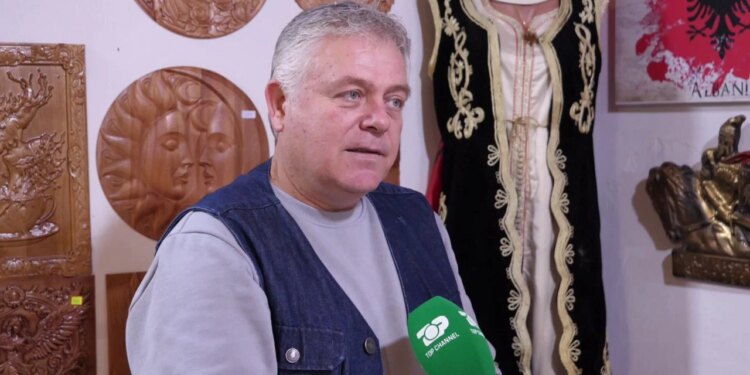 Rikthimi i odave shqiptare: Artizani elbasanas përpiqet të rektori tavanet dekorative prej druri.