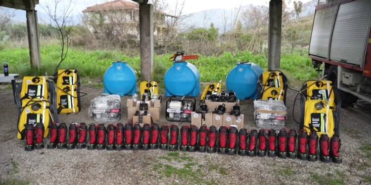 Rinia ofron mbështetje për zjarrfikësit, iniciativë në Finiq për sigurimin e pajisjeve për trupat e zjarrfikësve