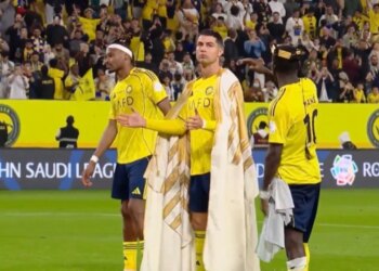 Ronaldo feston fitoren e Al Nassr me pelerinën simbolike të Arabisë pas arritjes së 965 golave në karrierën e tij.