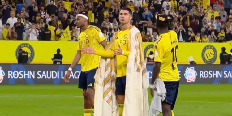 Ronaldo feston fitoren e Al Nassr me pelerinën simbolike të Arabisë pas arritjes së 965 golave në karrierën e tij.
