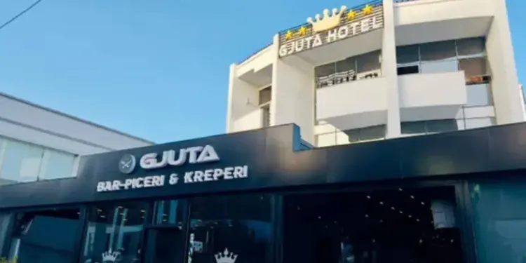 Rrëfimi i 18-vjeçares mbi vetëplagosjen në dhomën e hotelit të të dashurit: Ja arsyet pas veprimit të saj.