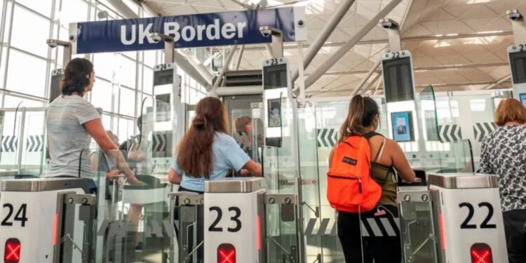 Rregulla të reja për udhëtimin në Mbretërinë e Bashkuar: sfida për ata me shtetësi të dyfishtë dhe të rejat që duhen ditur.