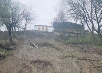 Rrëshqitja e tokës mbyll lagjen “Pllakë” në Gjirokastër, banorët pa energji elektrike, rruga e bllokuar nga masivi i dheut.