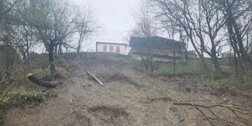 Rrëshqitja e tokës mbyll lagjen “Pllakë” në Gjirokastër, banorët pa energji elektrike, rruga e bllokuar nga masivi i dheut.