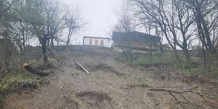 Rrëshqitja e tokës mbyll lagjen “Pllakë” në Gjirokastër, banorët pa energji elektrike, rruga e bllokuar nga masivi i dheut.