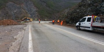 Rrëshqitja e tokës në aksin Elbasan–Librazhd–Qafë Thanë, ARRSH fillon ndërhyrjet urgjente në këto segmente të rrugës.