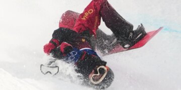 Rrëzimi alarmant i skiatores kineze, me të dhëna për dëmtim të mundshëm të shtyllës kurrizore...