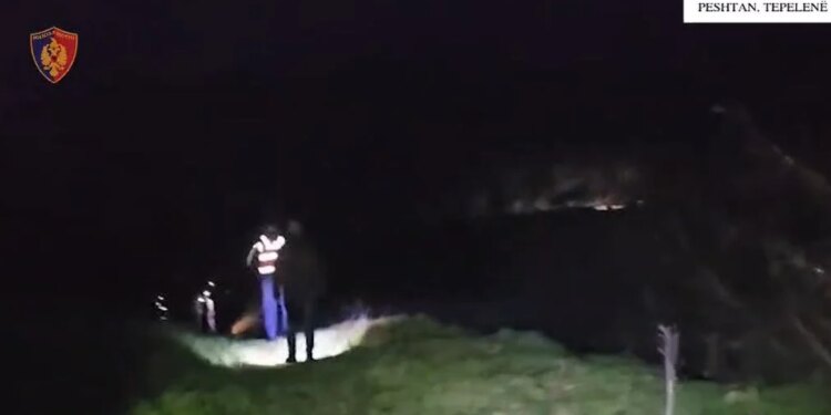 Rrëzohet dhe dyshohet se është marrë nga rrjedha e lumit Vjosë, kërkimet për trupin e 65-vjeçarit vazhdojnë.