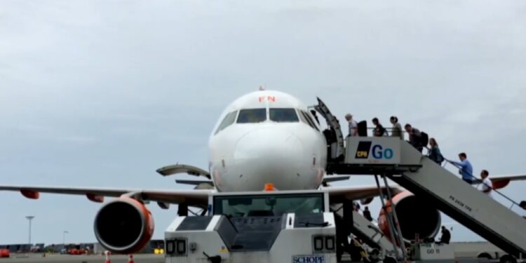 Rritja e emigracionit të profesionistëve shqiptarë/ Sipas raportit të BERZH, një në katër të rinj po kështu studion jashtë vendit.