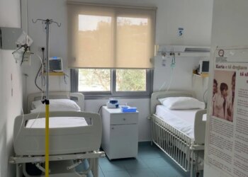 Rritje e numrit të vizitave në Pediatrinë e Vlorës: Më shumë se 60 fëmijë paraqiten çdo ditë për shkak të virozave, mjekët raportojnë një rritje të rasteve këtë vit.