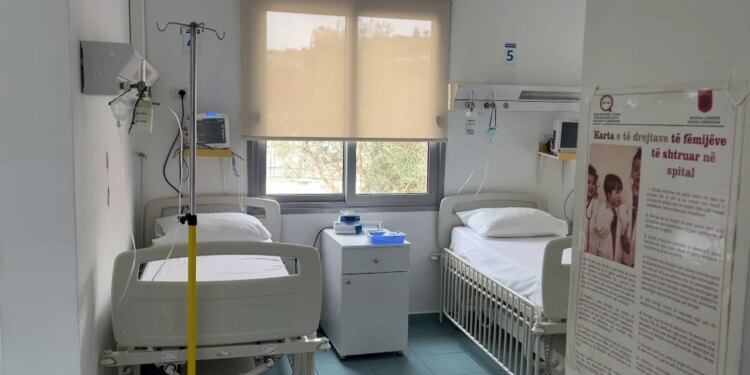 Rritje e numrit të vizitave në Pediatrinë e Vlorës: Më shumë se 60 fëmijë paraqiten çdo ditë për shkak të virozave, mjekët raportojnë një rritje të rasteve këtë vit.