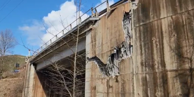 Rruga Librazhd-Prrenjas bllokohet plotësisht, ekziston rreziku i shembjes së urës/ Shefi i ARRSH: Betoni po thyhet, nuk kemi një parashikim për kohëzgjatjen e punimeve