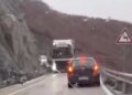 Rruga drejt juglindjes bllokohet, probleme po ashtu në rrugën alternative të ARRSH-së, tre trajlerë janë ngelur