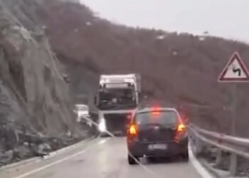 Rruga drejt juglindjes bllokohet, probleme po ashtu në rrugën alternative të ARRSH-së, tre trajlerë janë ngelur