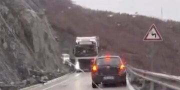 Rruga drejt juglindjes bllokohet, probleme po ashtu në rrugën alternative të ARRSH-së, tre trajlerë janë ngelur