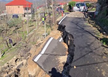 Rruga në Mallakastër shpallet e pakalueshme për shkak të reshjeve, asfalti shkon deri në oborrin e një shtëpie, banorët shprehin shqetësim për mungesën e standardeve.