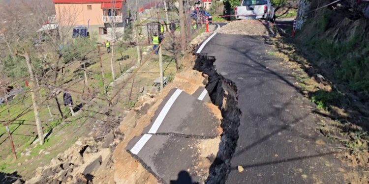 Rruga në Mallakastër shpallet e pakalueshme për shkak të reshjeve, asfalti shkon deri në oborrin e një shtëpie, banorët shprehin shqetësim për mungesën e standardeve.