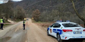 Rruga në drejtim të juglindjes e mbyllur, policia njofton: Lejohet kalimi vetëm për ambulanca, zjarrfikëse dhe automjete policie.