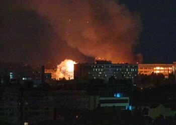 Rusia godet masivisht Kievin me raketa, duke shkaktuar dëme në ndërtesat e apartamenteve dhe infrastrukturën në të dy anët e lumit Dnieper.