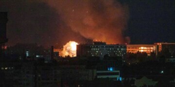 Rusia godet masivisht Kievin me raketa, duke shkaktuar dëme në ndërtesat e apartamenteve dhe infrastrukturën në të dy anët e lumit Dnieper.