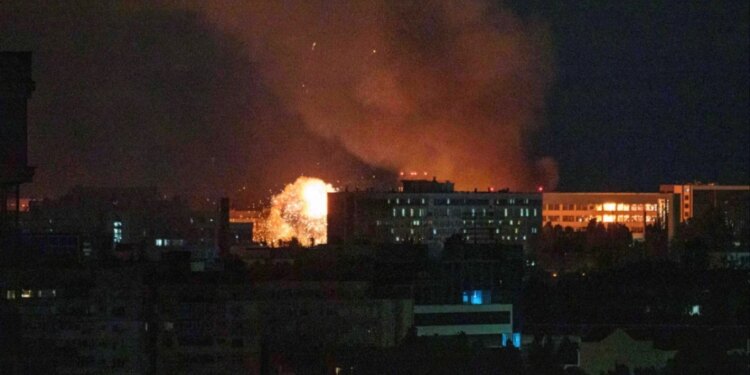 Rusia godet masivisht Kievin me raketa, duke shkaktuar dëme në ndërtesat e apartamenteve dhe infrastrukturën në të dy anët e lumit Dnieper.