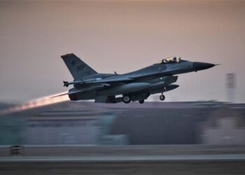 SHBA realizon një sulm ajror mbi pozitat e ISIS në Siri, duke shkatërruar një depo armësh.