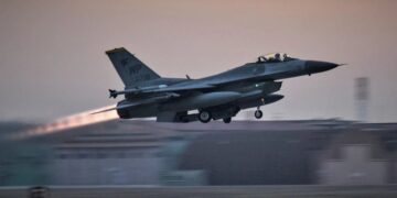 SHBA realizon një sulm ajror mbi pozitat e ISIS në Siri, duke shkatërruar një depo armësh.