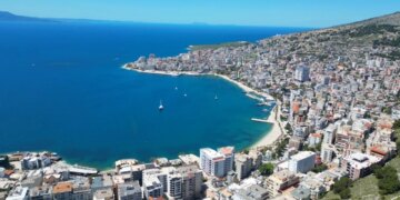 Saranda ka nevojë për punonjës, sektori turistik përballet me mungesë të stafit të kualifikuar, ndërlikime gjithashtu në parkime.