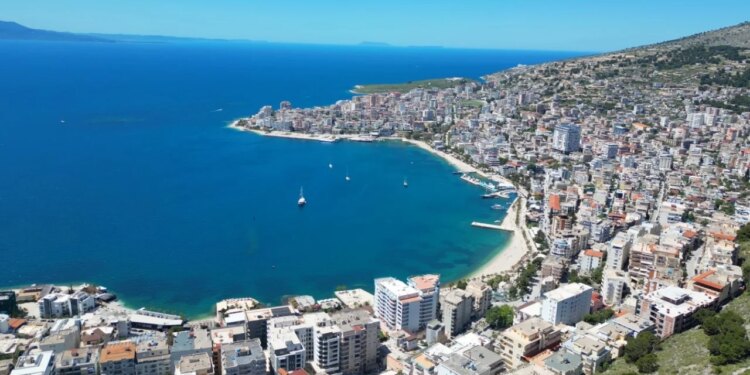 Saranda ka nevojë për punonjës, sektori turistik përballet me mungesë të stafit të kualifikuar, ndërlikime gjithashtu në parkime.