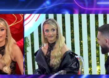 Selin dhe Miri komunikojnë me kode para shfaqjes, ndërkohë që Gimbo shikon klipin që e përmend atë: Butonin e ke ti në dorë.