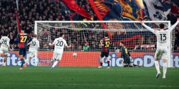 Serie A: Napoli triumfen ndaj Genoas me vetëm 10 lojtarë në një përfundim dramatik të ndeshjes