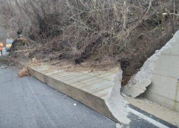 Shembja e murit pritës në aksin Maliq–Lozhan bllokon qarkullimin në një korsi të vetme.