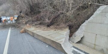 Shembja e murit pritës në aksin Maliq–Lozhan bllokon qarkullimin në një korsi të vetme.