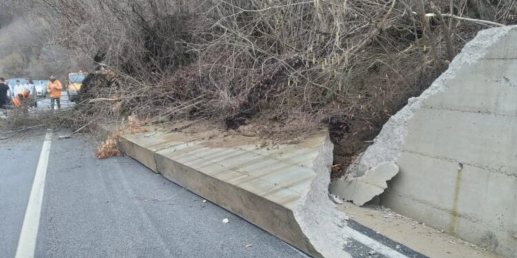 Shembja e murit pritës në aksin Maliq–Lozhan bllokon qarkullimin në një korsi të vetme.