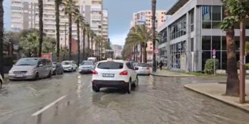 Shira në Durrës, disa rrugë të qytetit përmbyten, bllokohet një aks në zonën e Currilave.