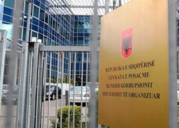 “Shkaku i fshehjes së provave: Frika apo taktika?” / Përplasje verbale mes prokurorit Behar Dibra dhe avokates së Altin Ndocit në procesin gjyqësor “Plumbi i Artë”