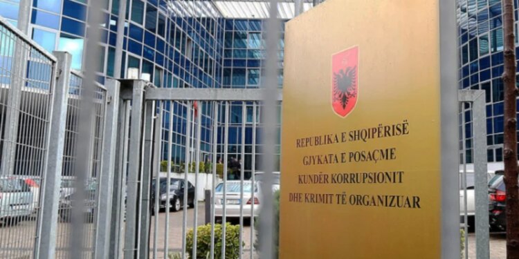 “Shkaku i fshehjes së provave: Frika apo taktika?” / Përplasje verbale mes prokurorit Behar Dibra dhe avokates së Altin Ndocit në procesin gjyqësor “Plumbi i Artë”