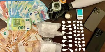 Shkatërrohet rrjeti i trafikimit të kokainës në Itali, dy të rinj shqiptarë ndalohen.